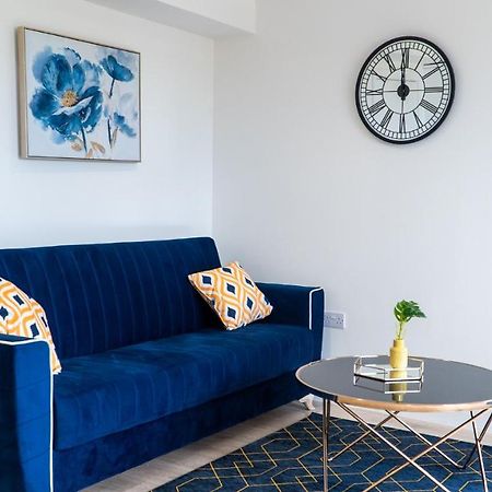 Апартаменты Lovely 2 Bed Penthouse In Loughton Central Location Экстерьер фото