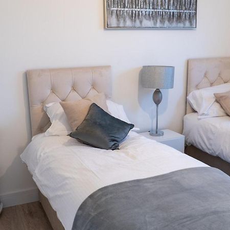 Апартаменты Lovely 2 Bed Penthouse In Loughton Central Location Экстерьер фото