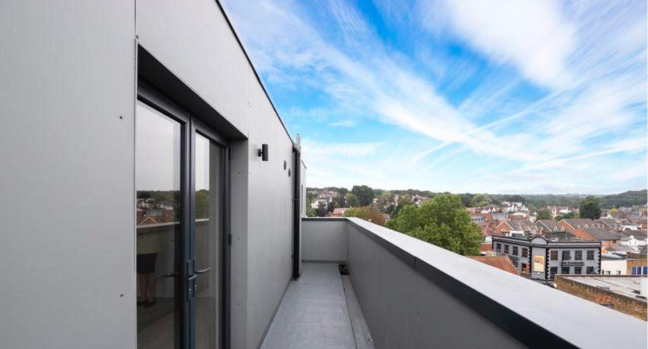 Апартаменты Lovely 2 Bed Penthouse In Loughton Central Location Экстерьер фото