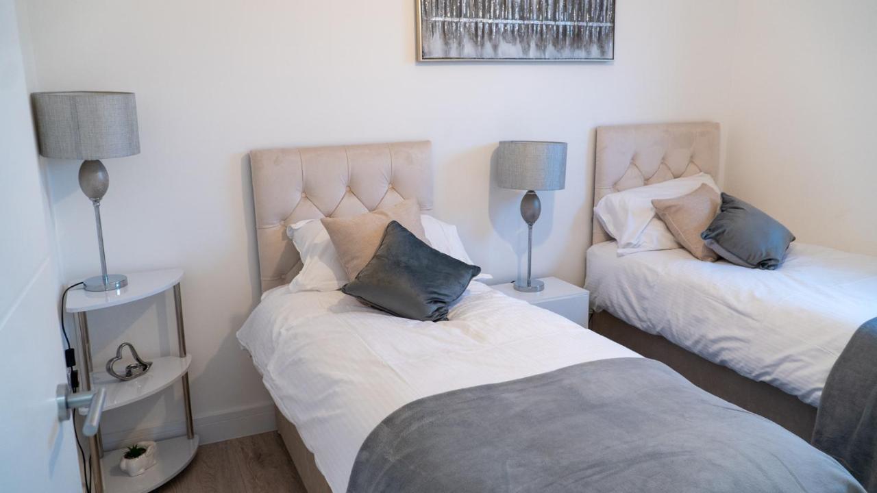 Апартаменты Lovely 2 Bed Penthouse In Loughton Central Location Экстерьер фото