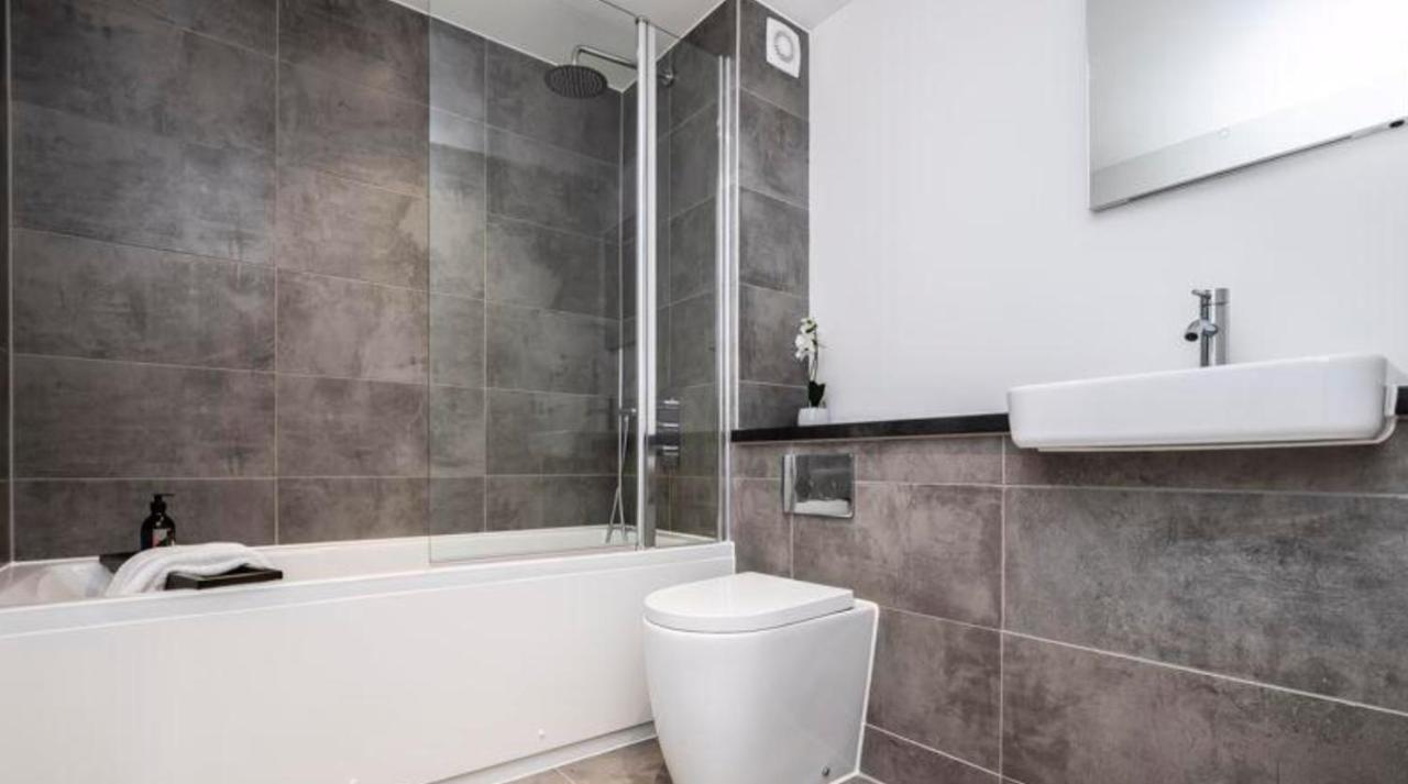 Апартаменты Lovely 2 Bed Penthouse In Loughton Central Location Экстерьер фото