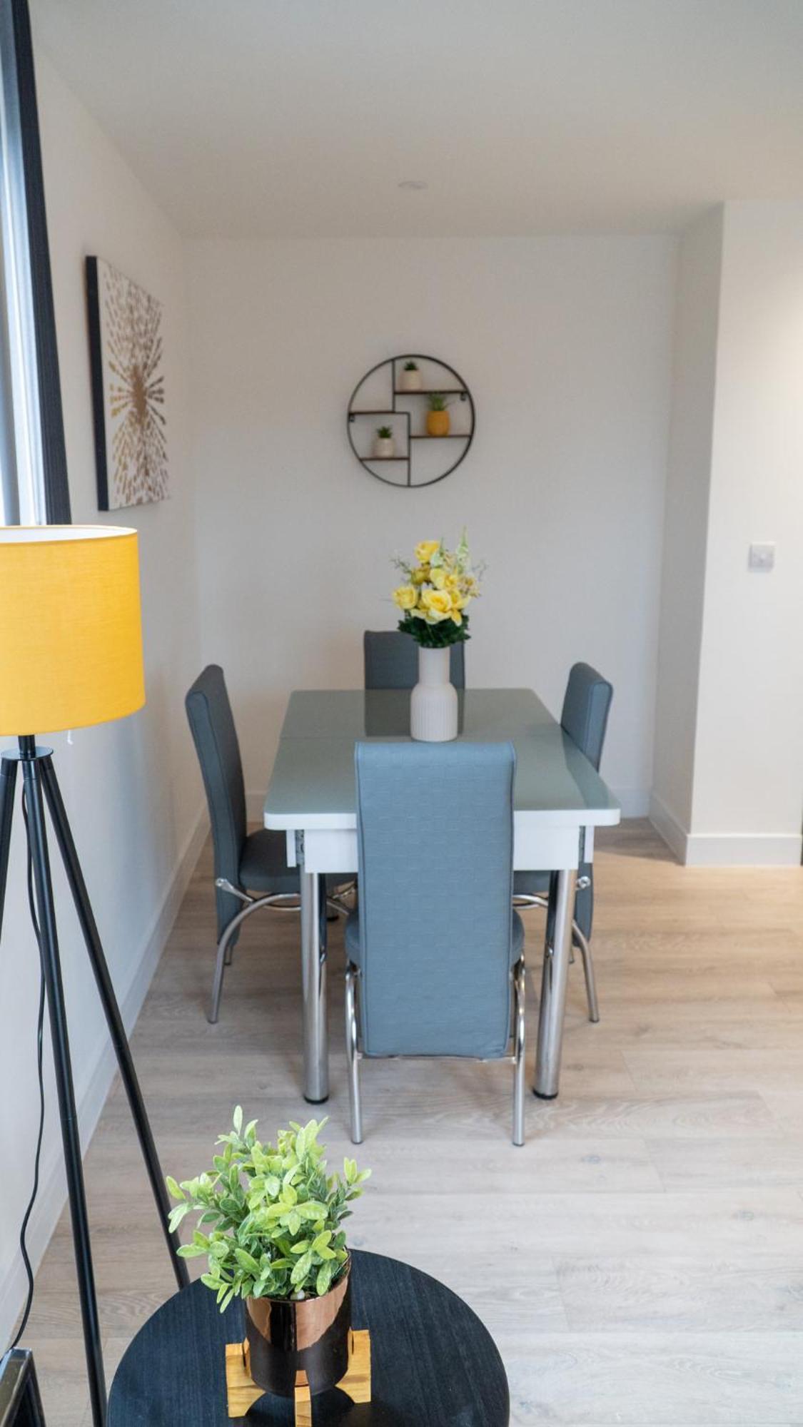Апартаменты Lovely 2 Bed Penthouse In Loughton Central Location Экстерьер фото